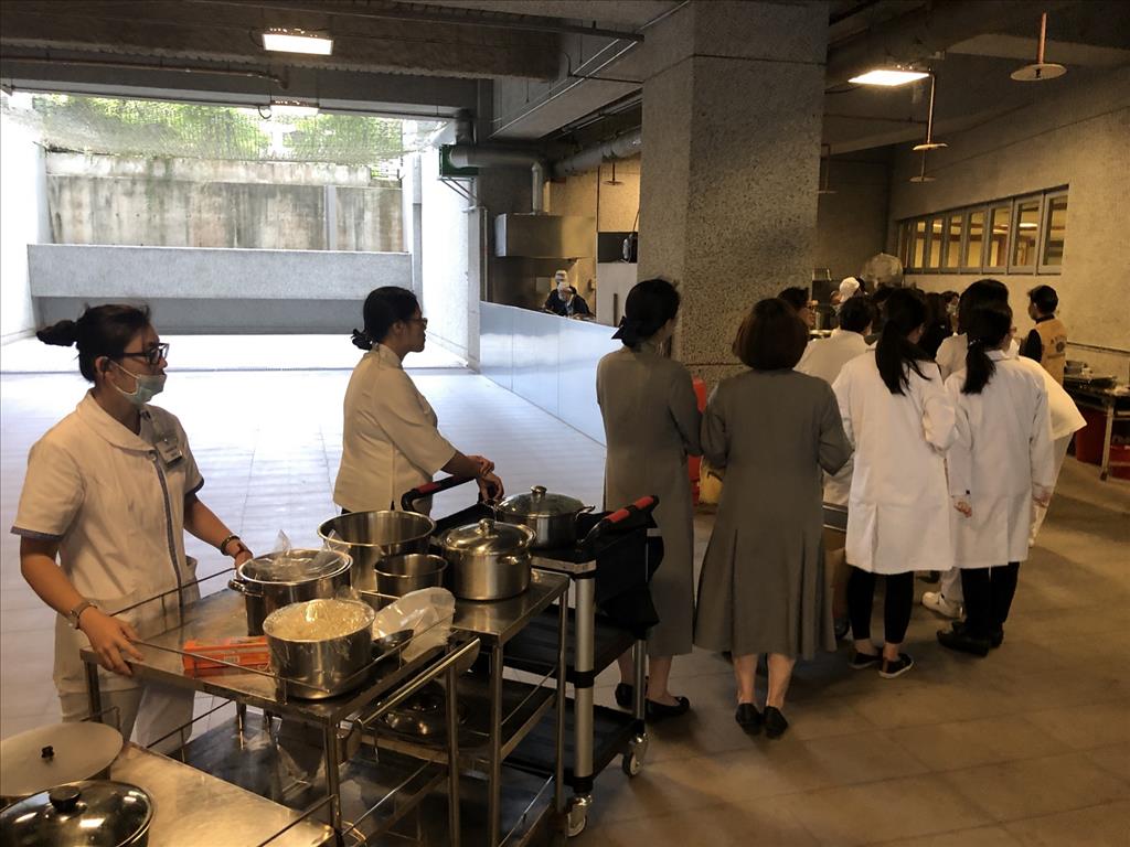 同仁大排長龍等待裝暖暖補湯。