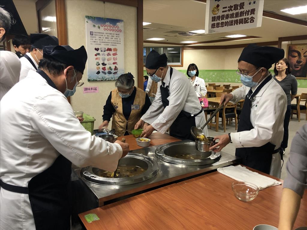 簡院長(右一)及院長室特地為同仁與志工裝補湯。