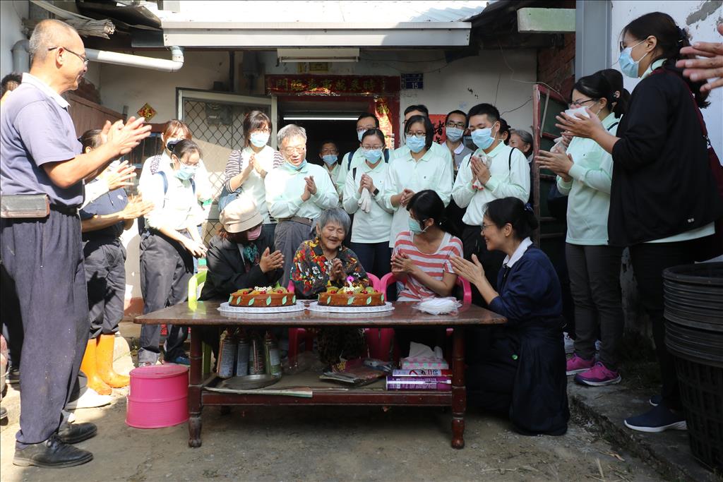 打掃高齡婦獨居宅 台中慈濟醫師難忘的醫師節 打掃高齡婦獨居宅 台中慈濟醫師難忘的醫師節