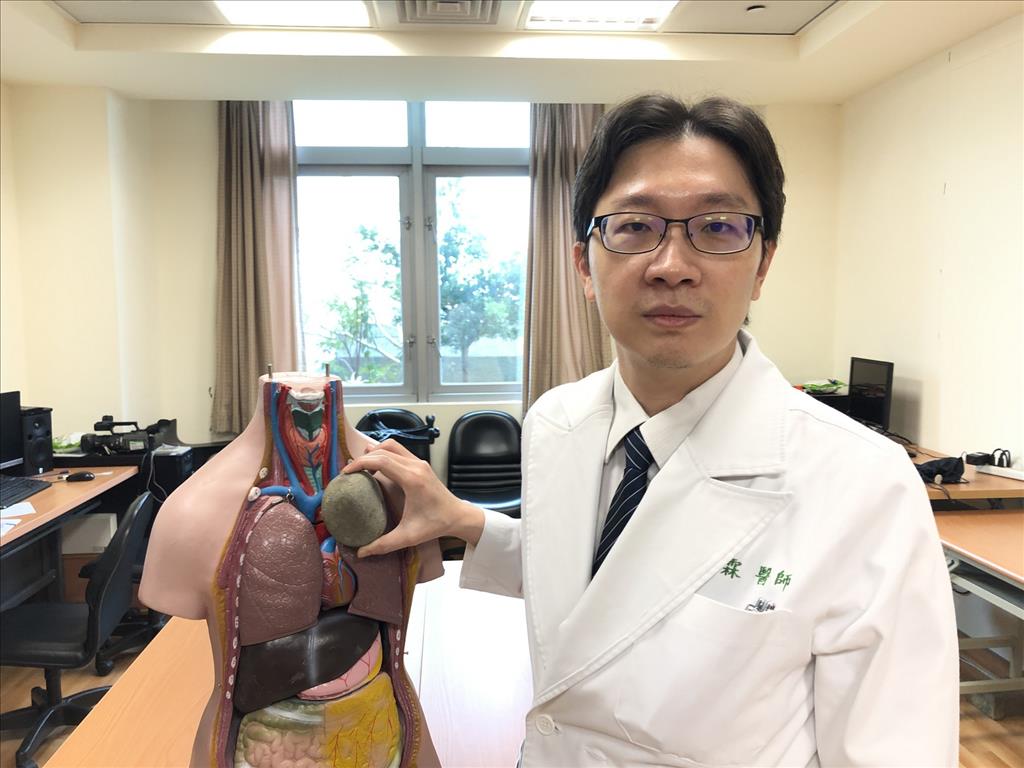 罕見縱膈腔14公分畸胎瘤 醫療團隊拆彈解危機 罕見縱膈腔14公分畸胎瘤 醫療團隊拆彈解危機