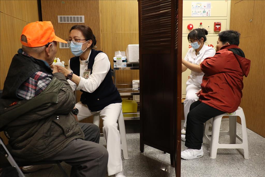 台中慈濟流感疫苗服務 首日半天接種250人 台中慈濟流感疫苗服務 首日半天接種250人
