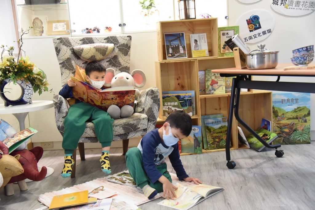 世界閱讀日我們在家閱讀 國圖攜手網路書店 推購書滿額贈名家書籤 世界閱讀日我們在家閱讀 國圖攜手網路書店 推購書滿額贈名家書籤