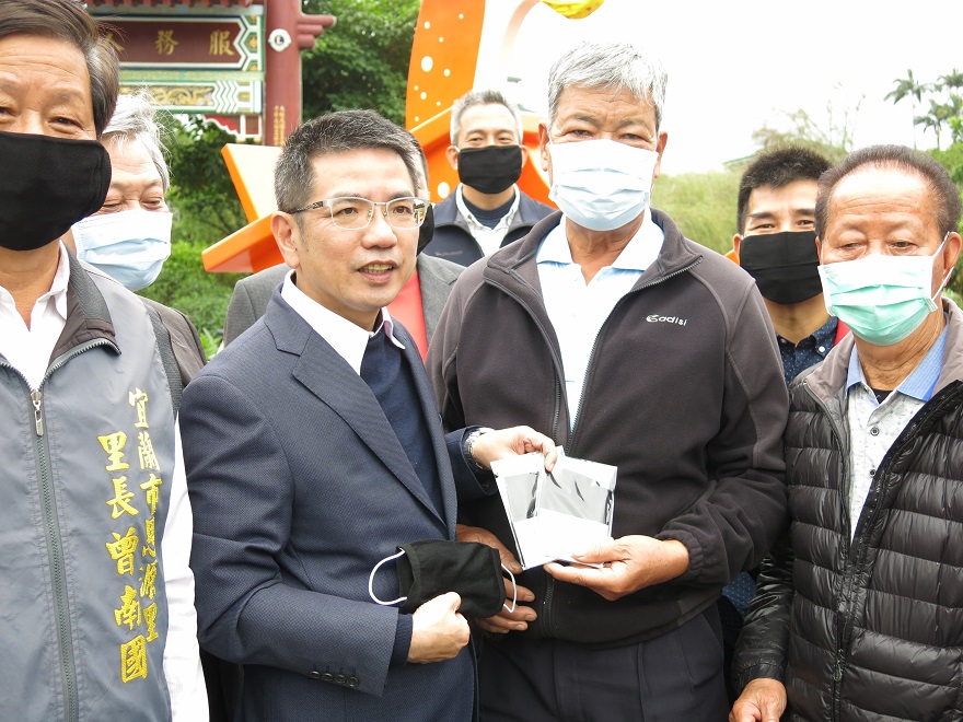 體貼里鄰長基層 防疫口罩多一層武漢肺炎不來找 體貼里鄰長基層 防疫口罩多一層武漢肺炎不來找