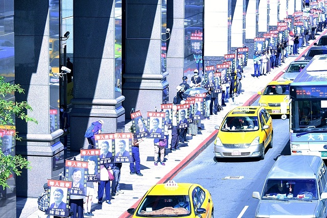 百米人牆現身北車挺太極門！全民協尋執行署正副署長林慶宗、陳盈錦