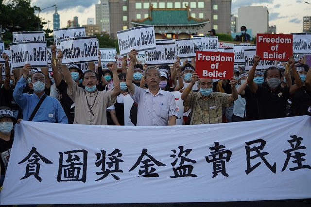 掀開執行署違法假面具 青年學子凱道發聲 救救太極門! 掀開執行署違法假面具 青年學子凱道發聲 救救太極門!