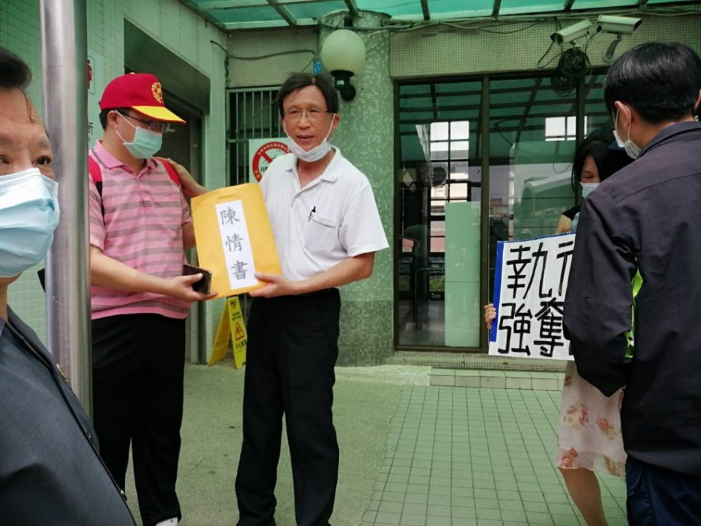 民眾向蘇貞昌院長「攔轎」喊冤 要政府解決太極門被違法拍賣問題 民眾向蘇貞昌院長「攔轎」喊冤 要政府解決太極門被違法拍賣問題