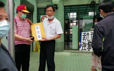 民眾向蘇貞昌院長「攔轎」喊冤 要政府解決太極門被違法拍賣問題 民眾向蘇貞昌院長「攔轎」喊冤 要政府解決太極門被違法拍賣問題