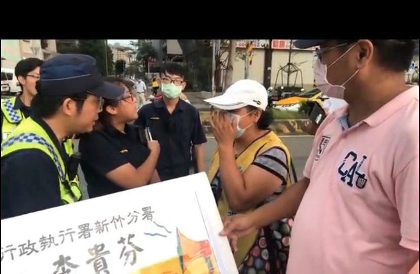 太極門案人民的聲音被「強迫消音」？新竹媽媽志工路邊舉牌　被警察帶走