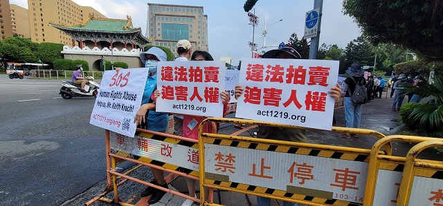 民眾向美國務院次卿柯拉克求救 呼籲政府解決太極門假案 民眾向美國務院次卿柯拉克求救 呼籲政府解決太極門假案
