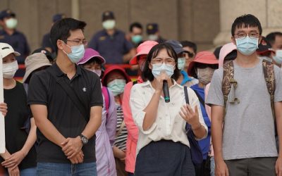 法稅改革志工路邊舉牌被逮捕 家屬控訴:派出所所長說我們在作秀 法稅改革志工路邊舉牌被逮捕 家屬控訴:派出所所長說我們在作秀
