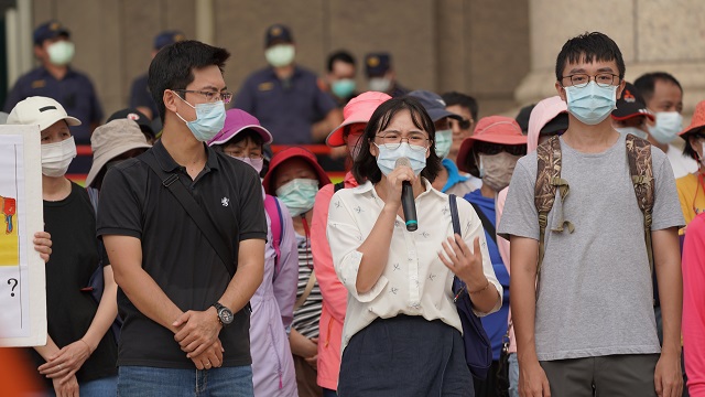 法稅改革志工路邊舉牌被逮捕　家屬控訴：派出所所長說我們在作秀