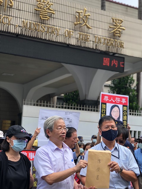 六旬志工舉牌挺太極門遭警逮捕　學者痛批:嚴重傷害警察形象