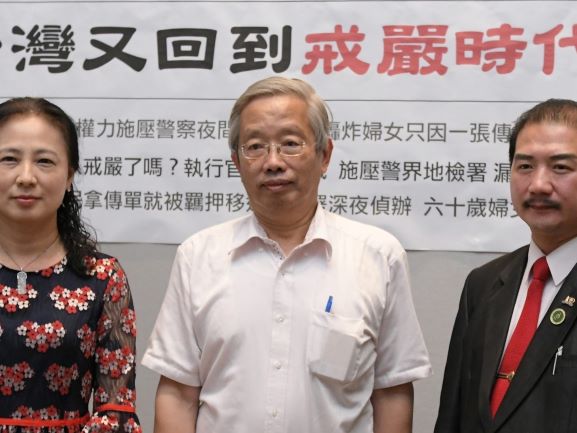 台灣又戒嚴？老媽媽舉牌聲援太極門　執行官施壓警局地檢署漏夜偵訊？