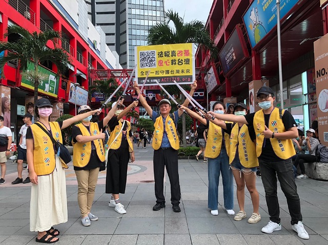 太陽花再現！　青年志工街頭控訴國家暴力　聲援稅災指標案例太極門