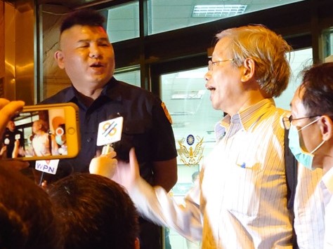 聲援太極門　民眾路邊舉牌被移送地檢署　台灣變成警察國家？