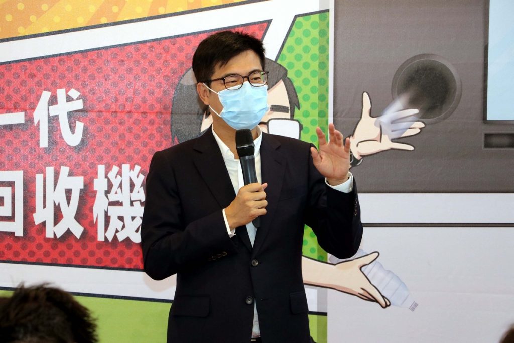 第三代自動資源回收機啟用 陳其邁:回收越多回饋越多 第三代自動資源回收機啟用 陳其邁:回收越多回饋越多