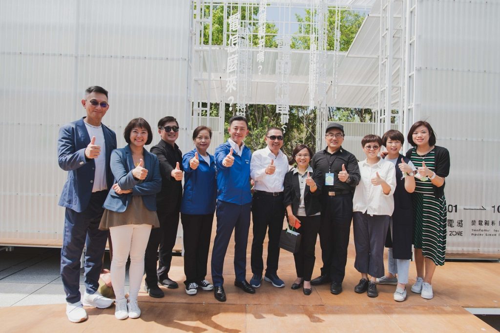 新北市長侯友宜率市府團隊　參訪台灣設計展