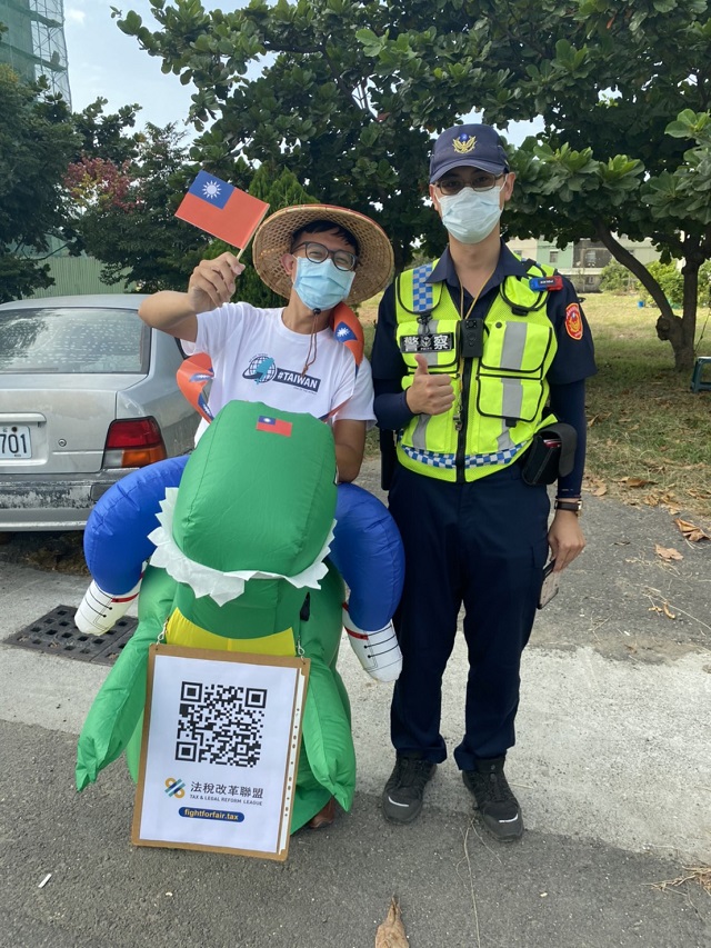 國慶焰火 台南市警察暖心關懷法稅改革聯盟志工 國慶焰火 台南市警察暖心關懷法稅改革聯盟志工