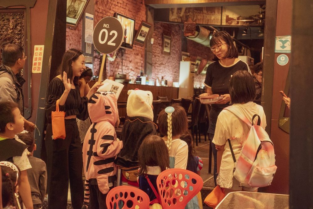圖三：.跟西門商圈合作店家喊聲不給糖就搗蛋就可拿到糖果或小點心。