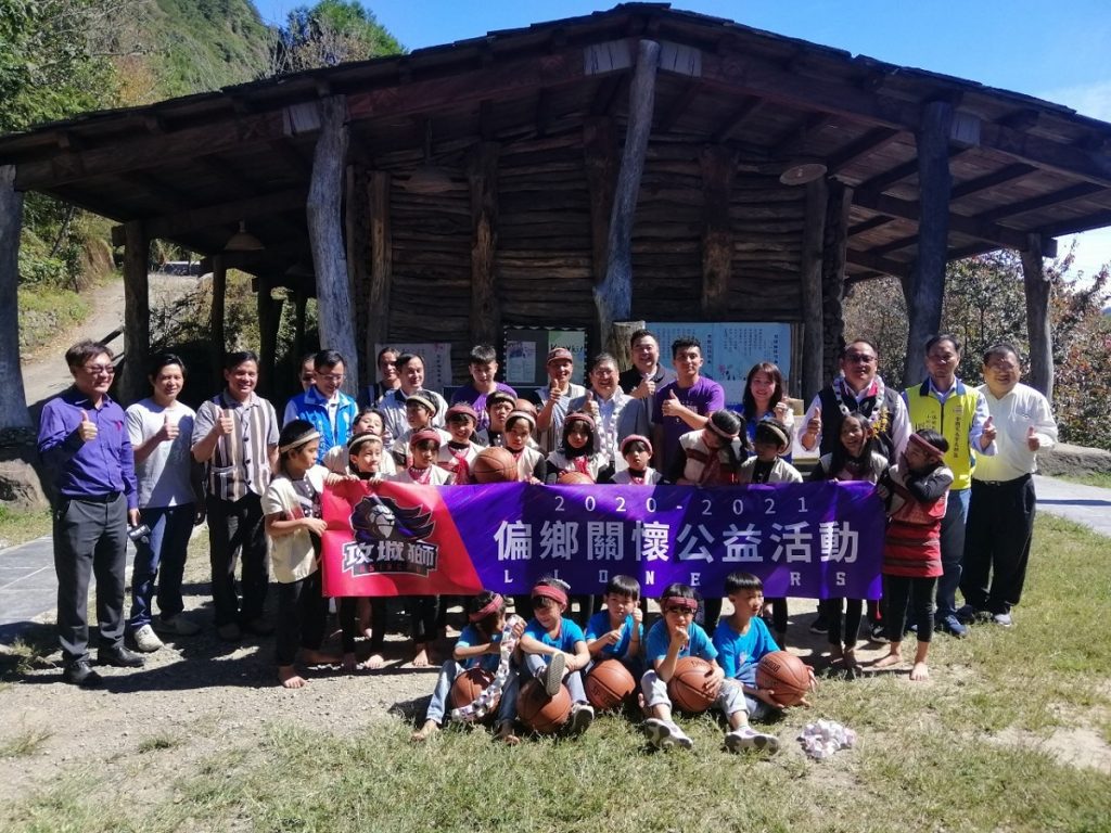 楊縣長與新竹攻城獅隊赴新光國小司馬庫斯分班會勘　擬設分校