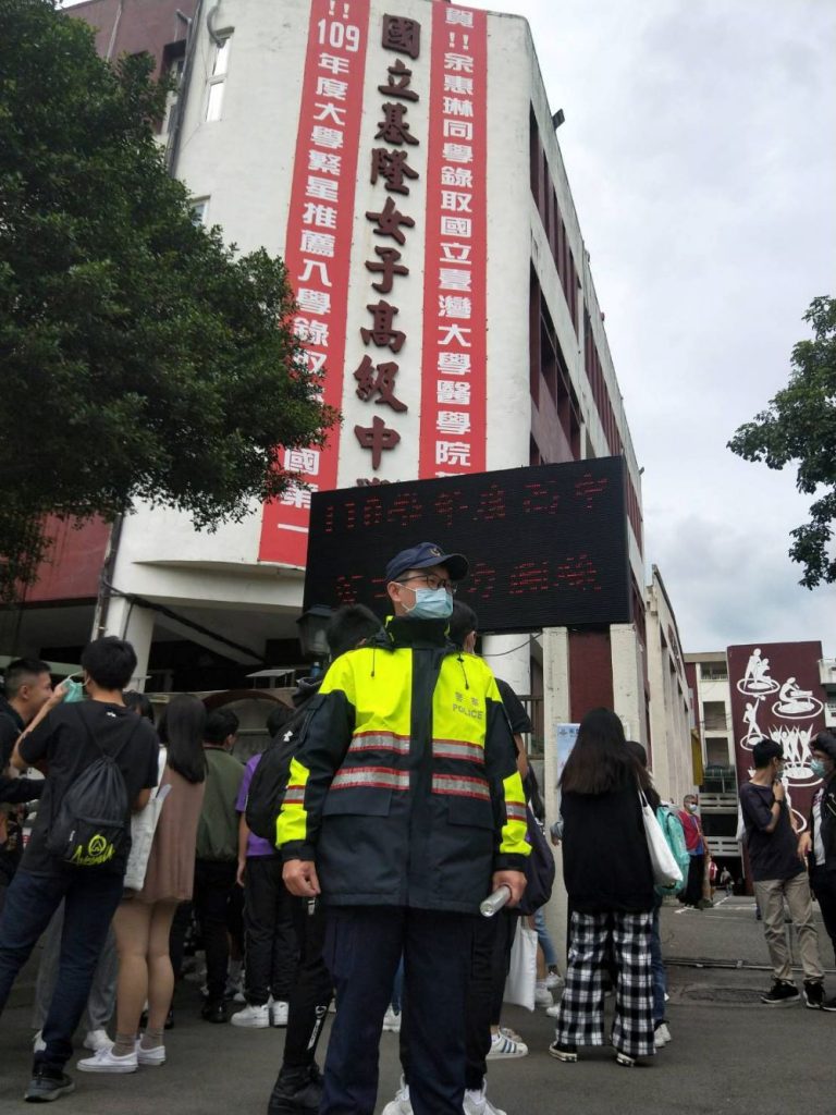 莘莘學子入學英聽應試　基警建構安全考場環境