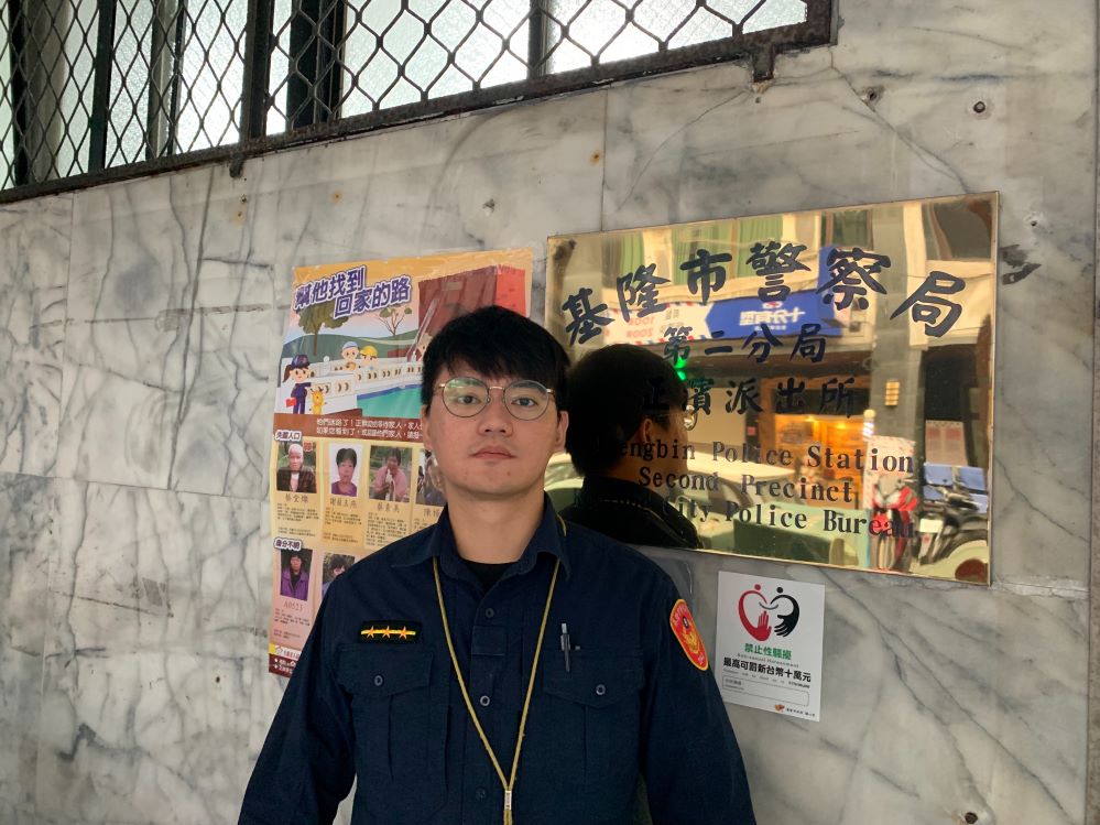 母子受困大樓電梯　警消協力救援