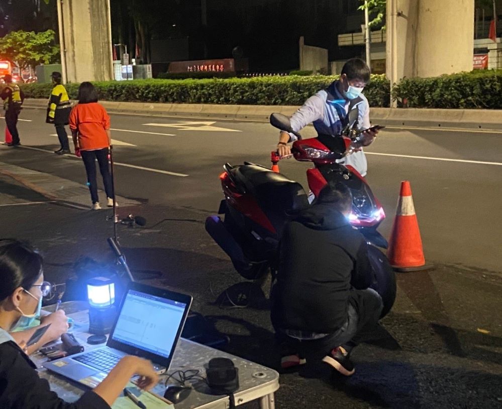圖二：經內湖分局員警攔停疑似噪音車輛後，由環保稽查人員進行檢測.