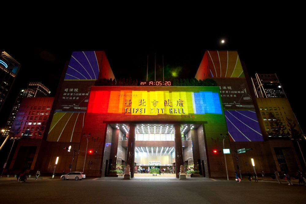 圖五：「Color_Taipei彩虹燈光投影秀」自10月29日-31日於台北市府前精彩演出，歡迎有興趣的朋友前來觀賞