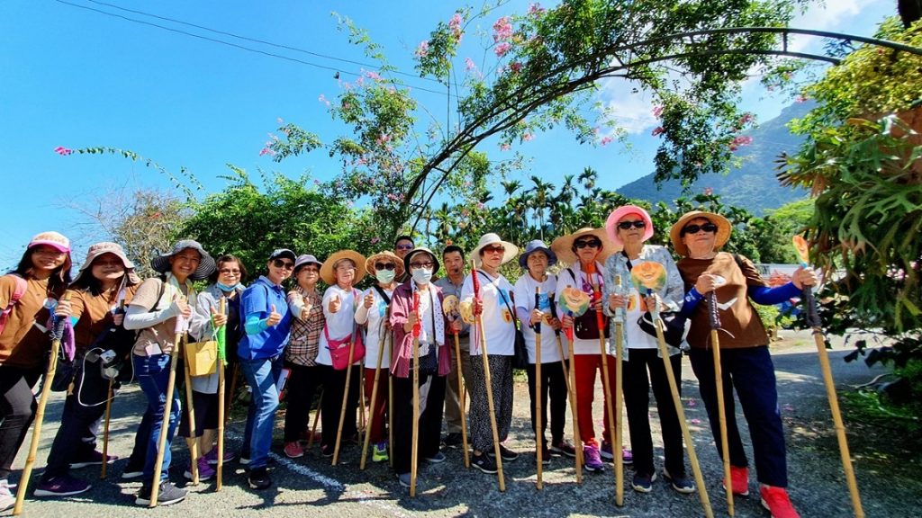 老人家在魚池東光的蝴蝶步道歡喜體驗健走杖 老人家在魚池東光的蝴蝶步道歡喜體驗健走杖