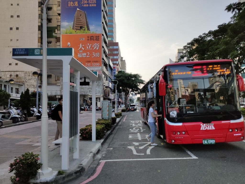 交通局今年已增設完成　候車亭40座及候車椅70座
