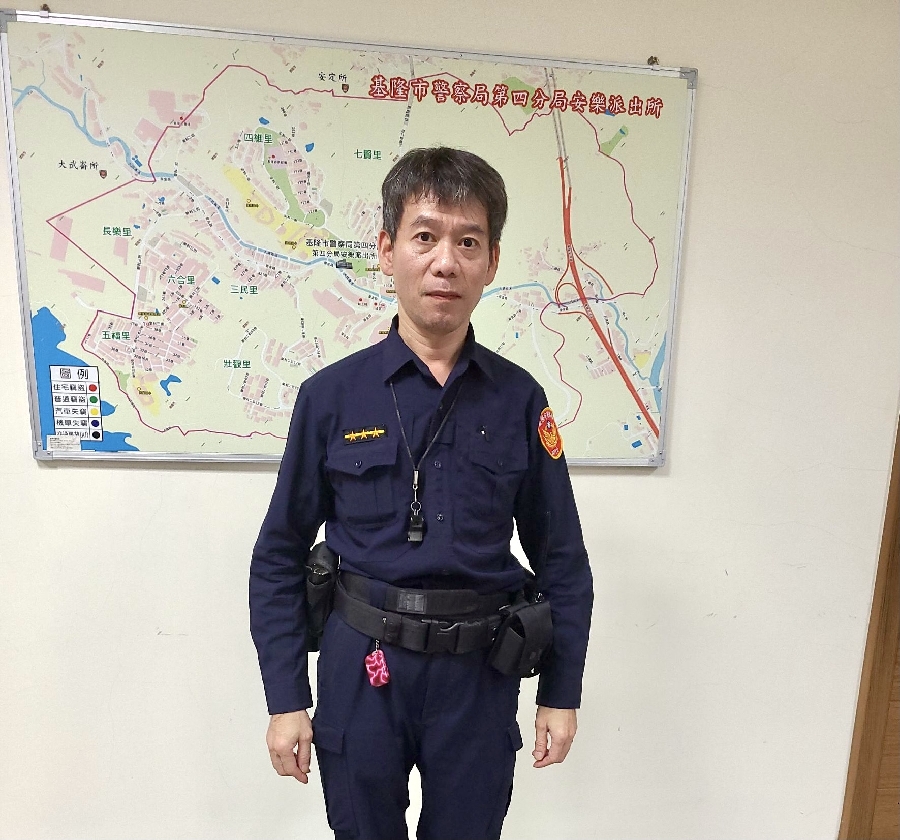 車輛拋錨路口阻車流　員警即時救援助脫困