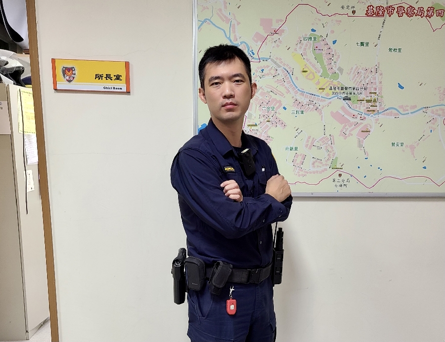車輛拋錨路口阻車流！ 員警即時援助恢復交通順暢