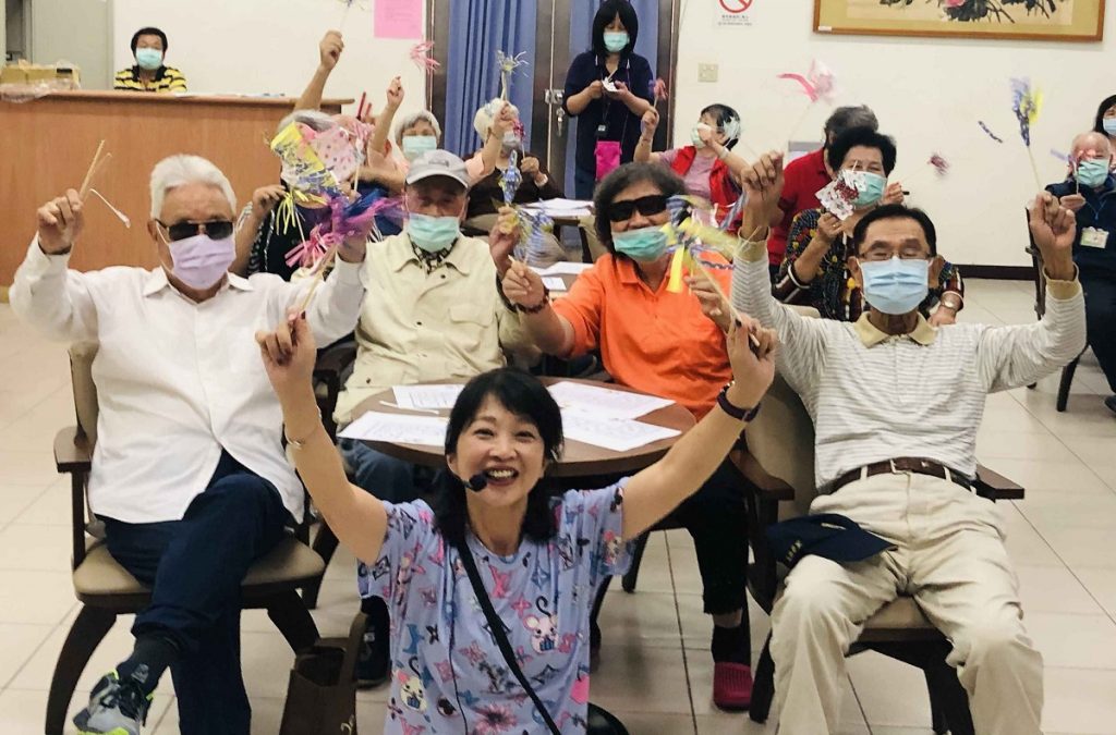 劉鈺琴老師用繪本故事唸讀　帶動榮家長輩樂活身心
