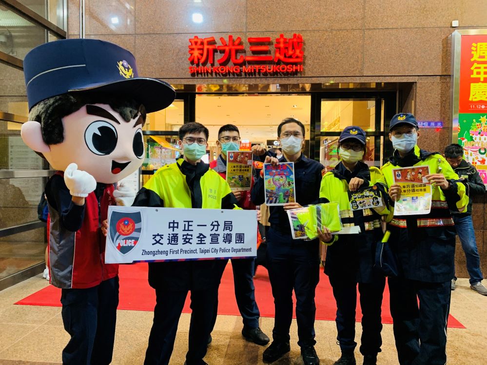 百貨週年慶開跑　中正一警加強交通安全宣導