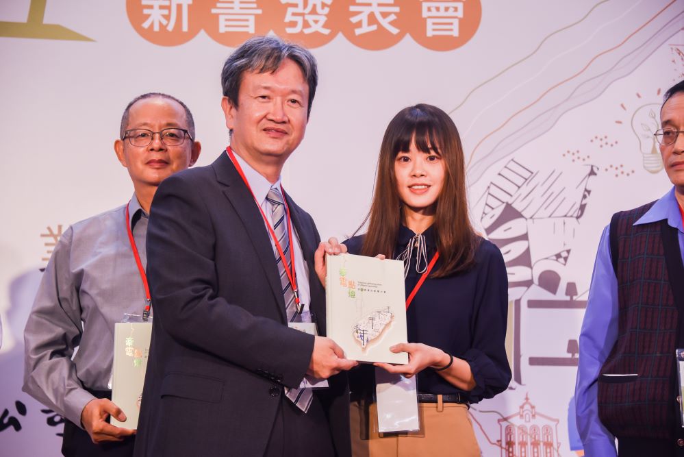 贈書儀式-台電學姊郭庭均接受王副總經理贈書