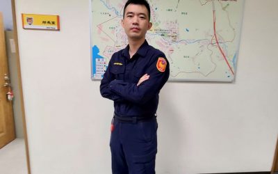 天雨路滑機車騎士派出所旁摔車　暖警即時扶助
