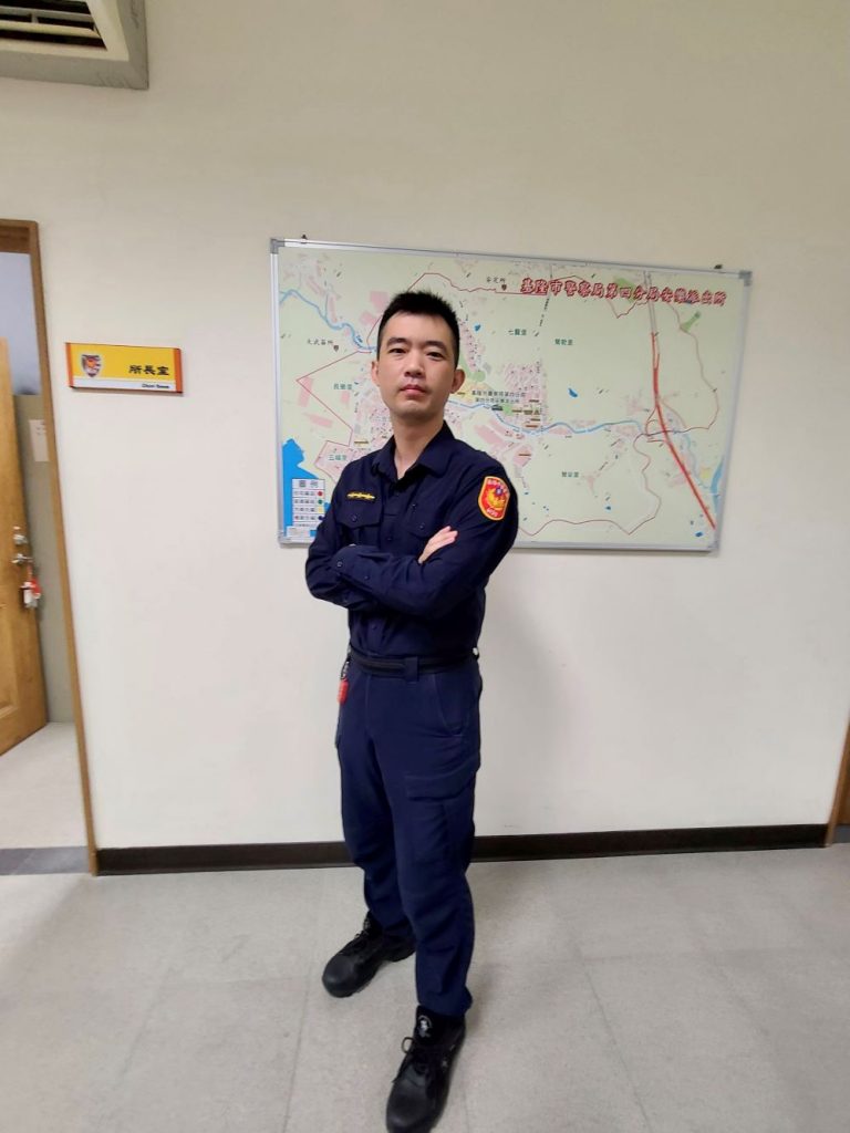 天雨路滑機車騎士派出所旁摔車　暖警即時扶助