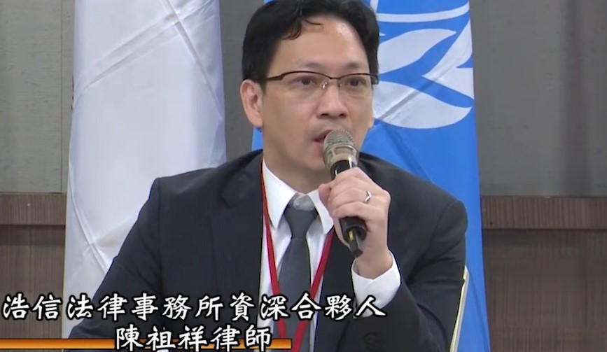 昔向總統丟鞋抗議沒事 今在路邊舉牌被抓 台灣怎麼了? 昔向總統丟鞋抗議沒事 今在路邊舉牌被抓 台灣怎麼了?
