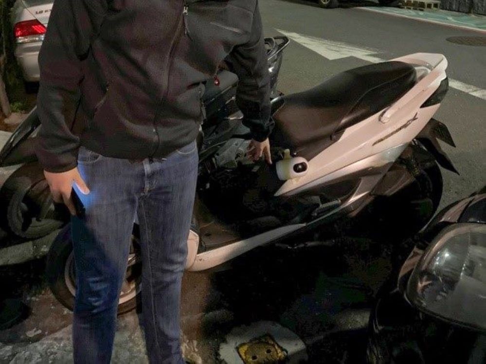 監控警方攝影機，安裝在機車旁