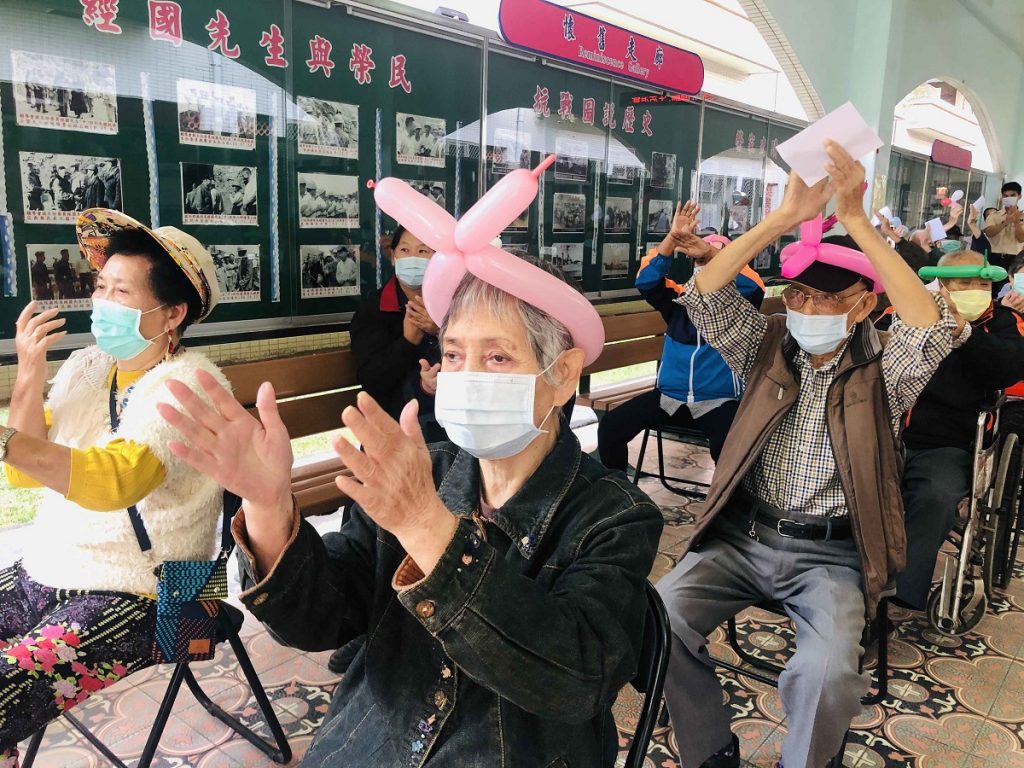 高雄大學師生社會服務溫暖榮家長輩心房