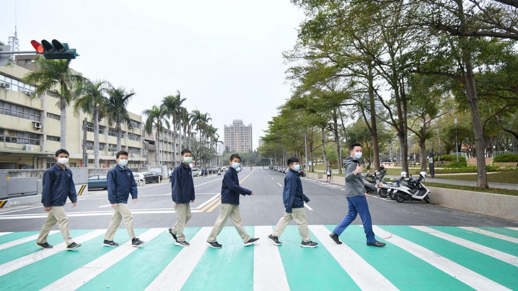 新竹市東山街及培英街人行步道標示完成 竹中、培英生上下學好安心 新竹市東山街及培英街人行步道標示完成 竹中、培英生上下學好安心