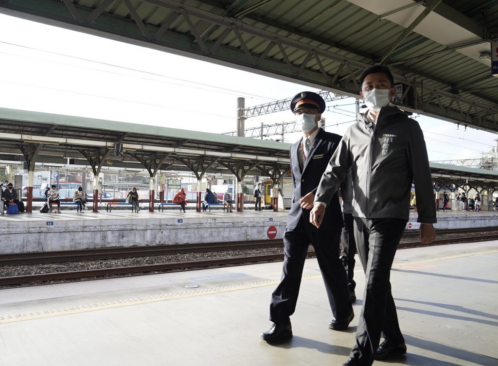 八大場所即日起得戴口罩 林智堅市長視察新竹火車站 八大場所即日起得戴口罩 林智堅市長視察新竹火車站