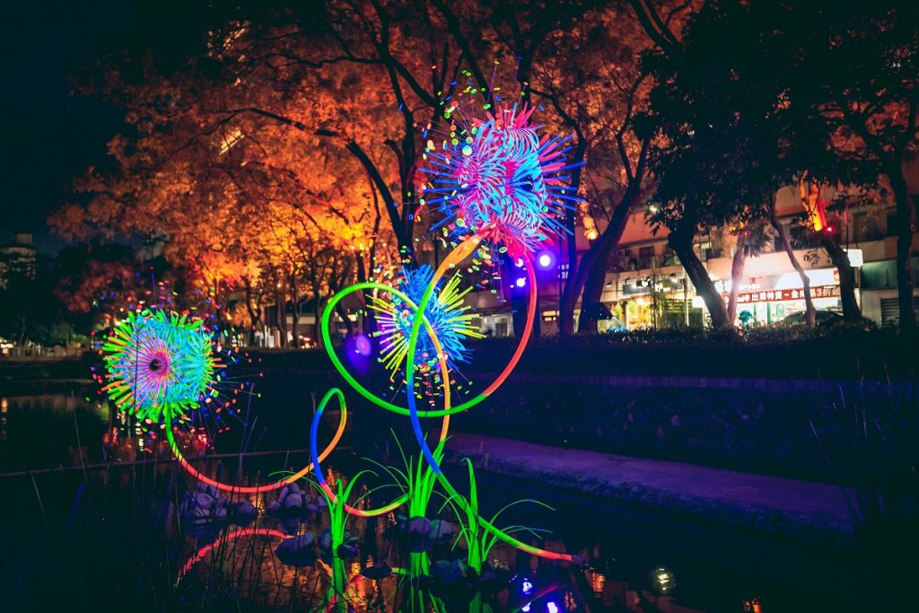 25日晚新竹東門城聖誕音樂會　夜看浪漫螢火蟲燈、煙花樹