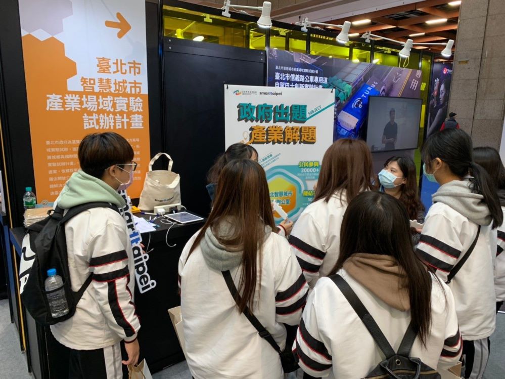 學生團體來到展區聽工作人員解說