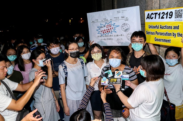 台灣分裂為兩個世界? 警察保護權貴箝制小民的言論自由? 台灣分裂為兩個世界? 警察保護權貴箝制小民的言論自由?