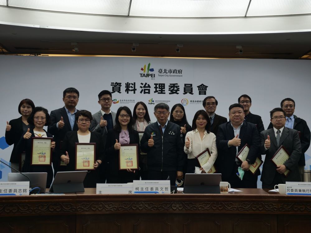 柯文哲市長與外聘委員合影（外聘委員由左至右-前排：林蔚君委員、蔡玉玲委員、陳玥彤委員、余若凡委員、萬幼筠委員、賴文智委員；後排：葉怡君委員、陳伶志委員、陳俊嘉委員、王琍瑩委員、曾韵委員、林峰田委員、張書瑋（代韓仁毓委員）副主任、徐百輝委員）