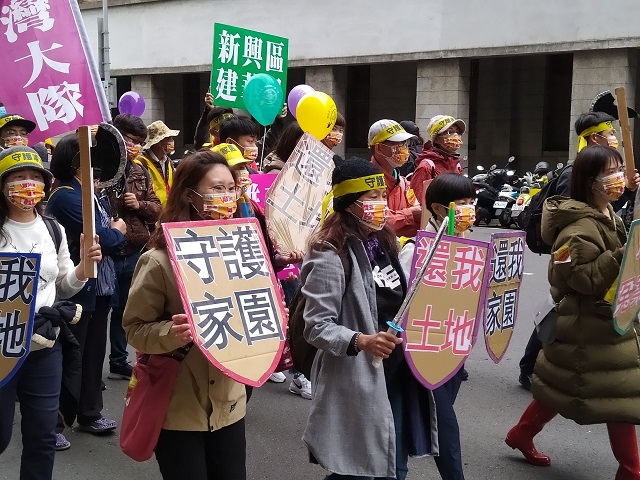 抗議違法強行拍賣!高屏鄉親拿盾牌上凱道護家園 抗議違法強行拍賣!高屏鄉親拿盾牌上凱道護家園