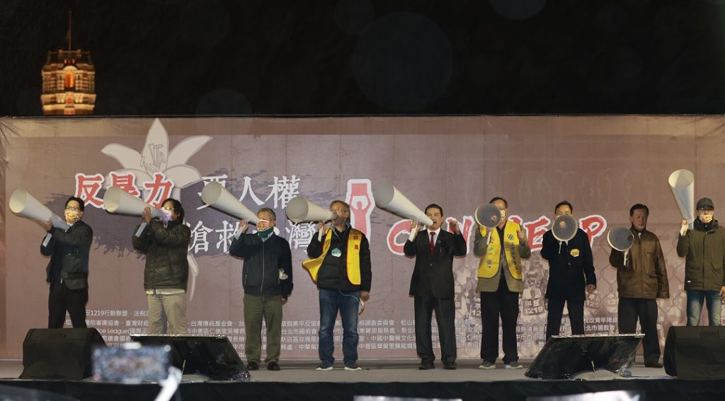 萬民上凱道要求法稅改革 胡忠信呼籲:「請蔡總統回應我們的呼求!」 萬民上凱道要求法稅改革 胡忠信呼籲:「請蔡總統回應我們的呼求!」