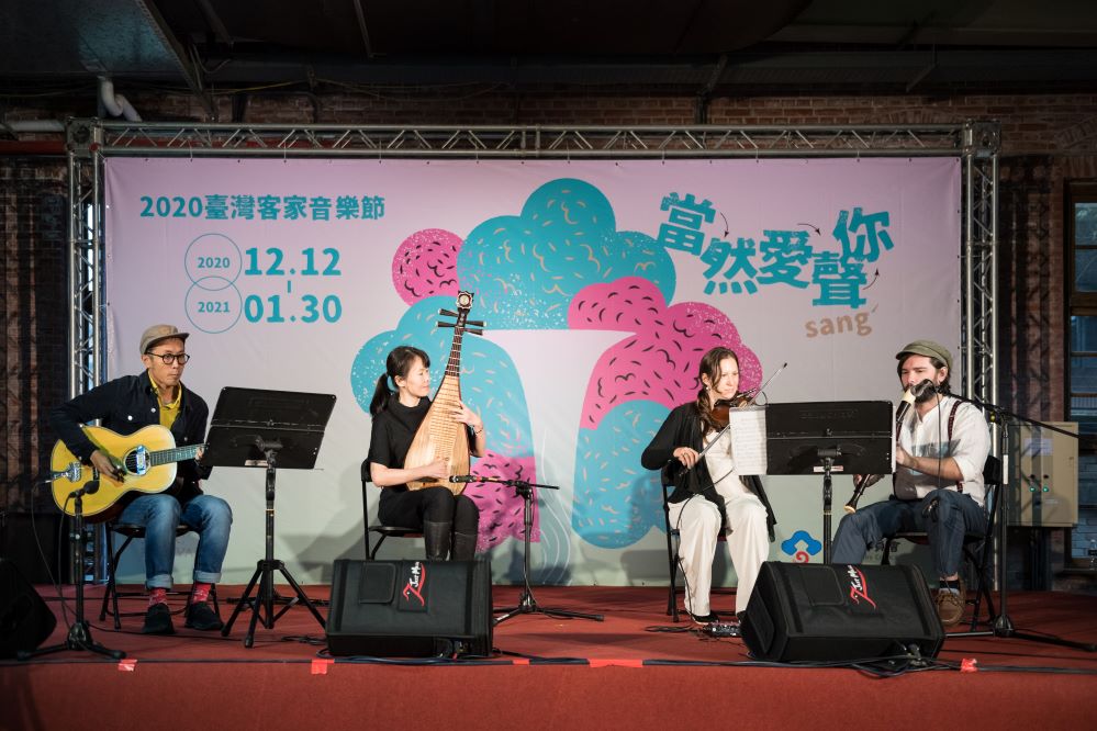 跨界琵琶演奏家鍾玉鳳與復古樂團泥灘地浪人-現場演出