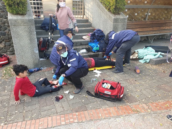 驚!小貨車駕駛暴衝校門人行道 9歲童和阿姨撞斷腿 驚!小貨車駕駛暴衝校門人行道 9歲童和阿姨撞斷腿